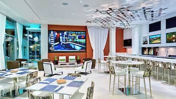 3 restaurants; breakfast, lunch, dinner, and brunch served