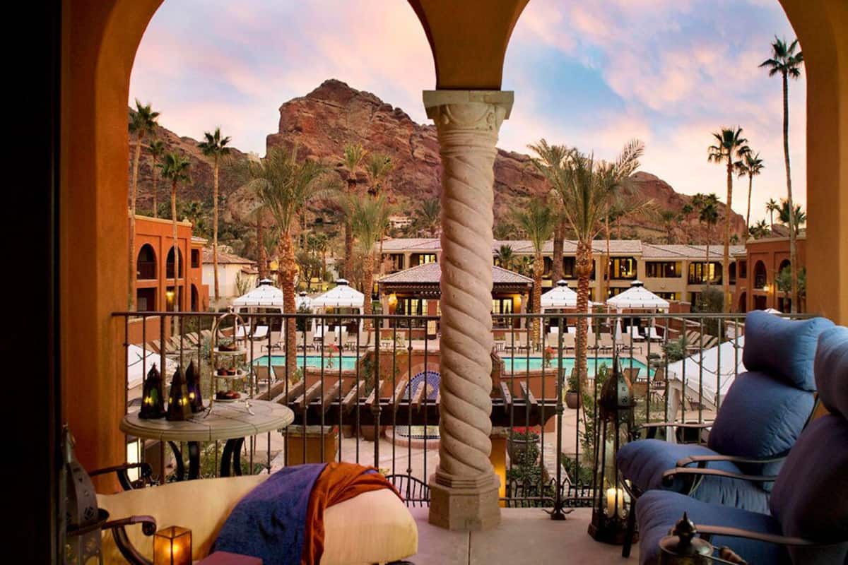 Habitación, 1 cama de matrimonio grande (Grand Mountain View Room) | Ropa de cama de alta calidad, colchones con acolchado adicional, minibar