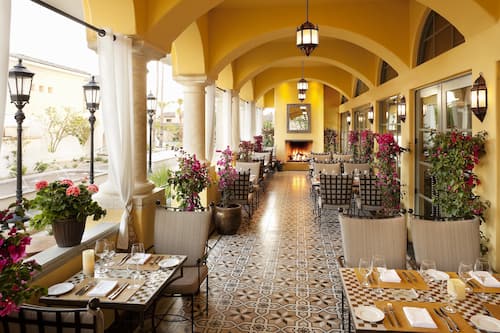 3 restaurantes; se sirven desayunos, almuerzos, cenas y cocina española