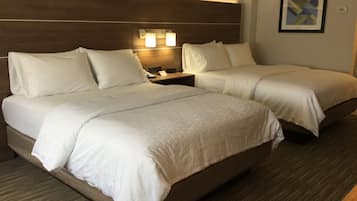 Cofres nos quartos, escrivaninha, cortinas blackout