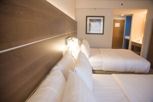 Caja de seguridad en la habitación, escritorio y cortinas blackout 