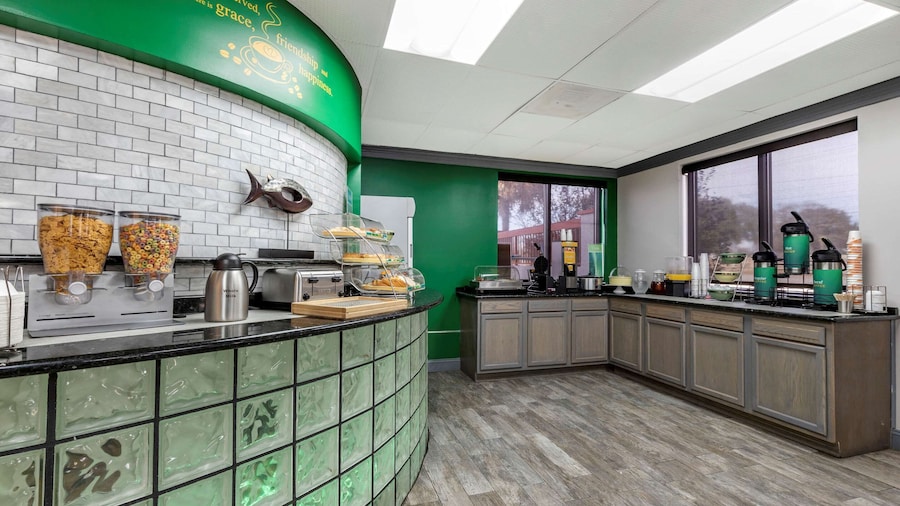 Quality Inn & Suites Ft. Jackson Maingate