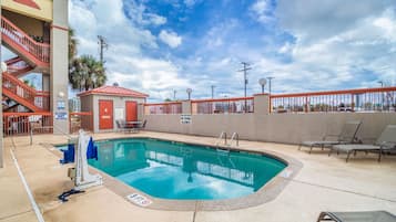 Kolam renang terbuka bermusim