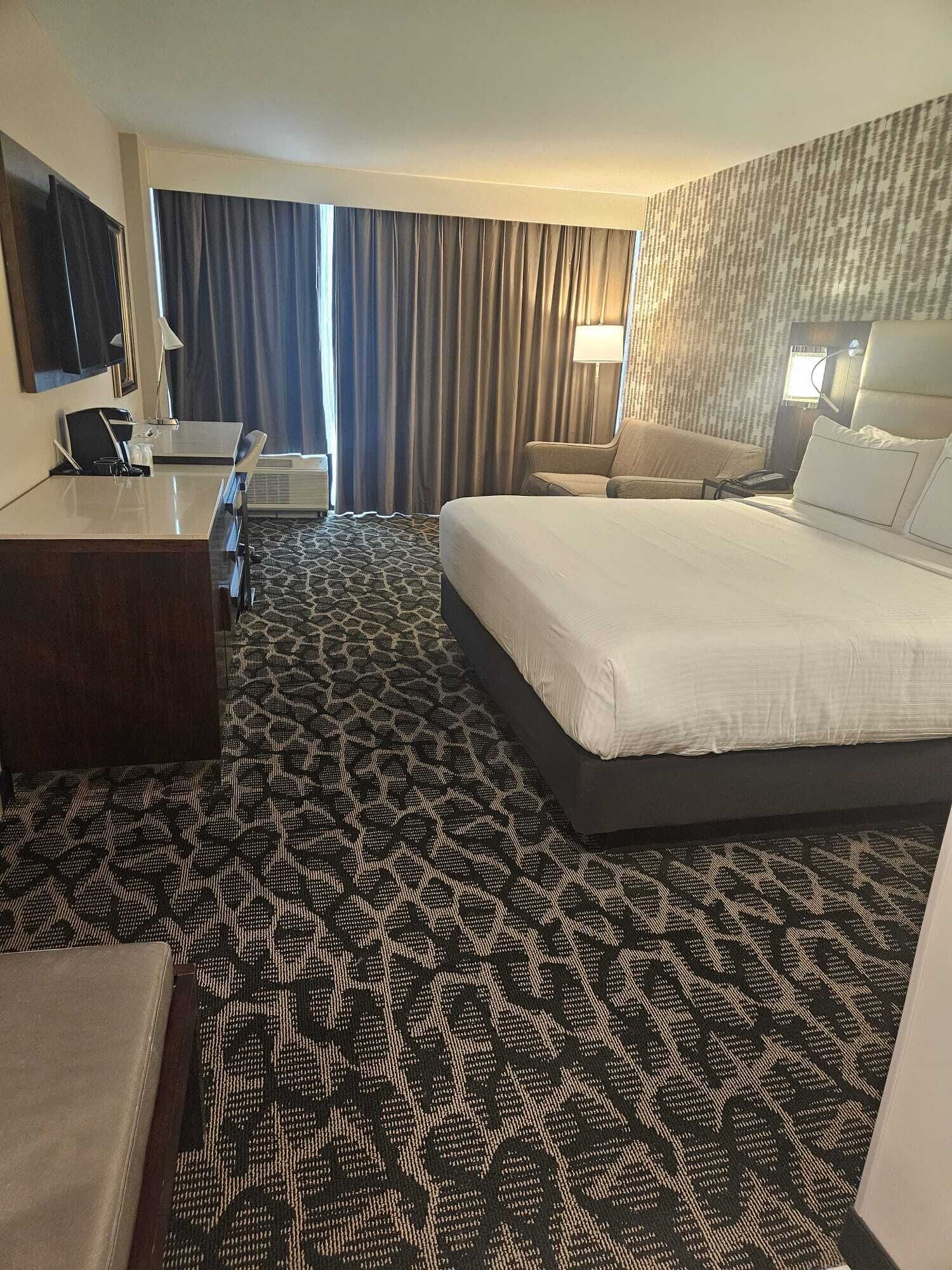 Gebar bulu kapas, tilam berlapik, peti besi dalam bilik, meja 