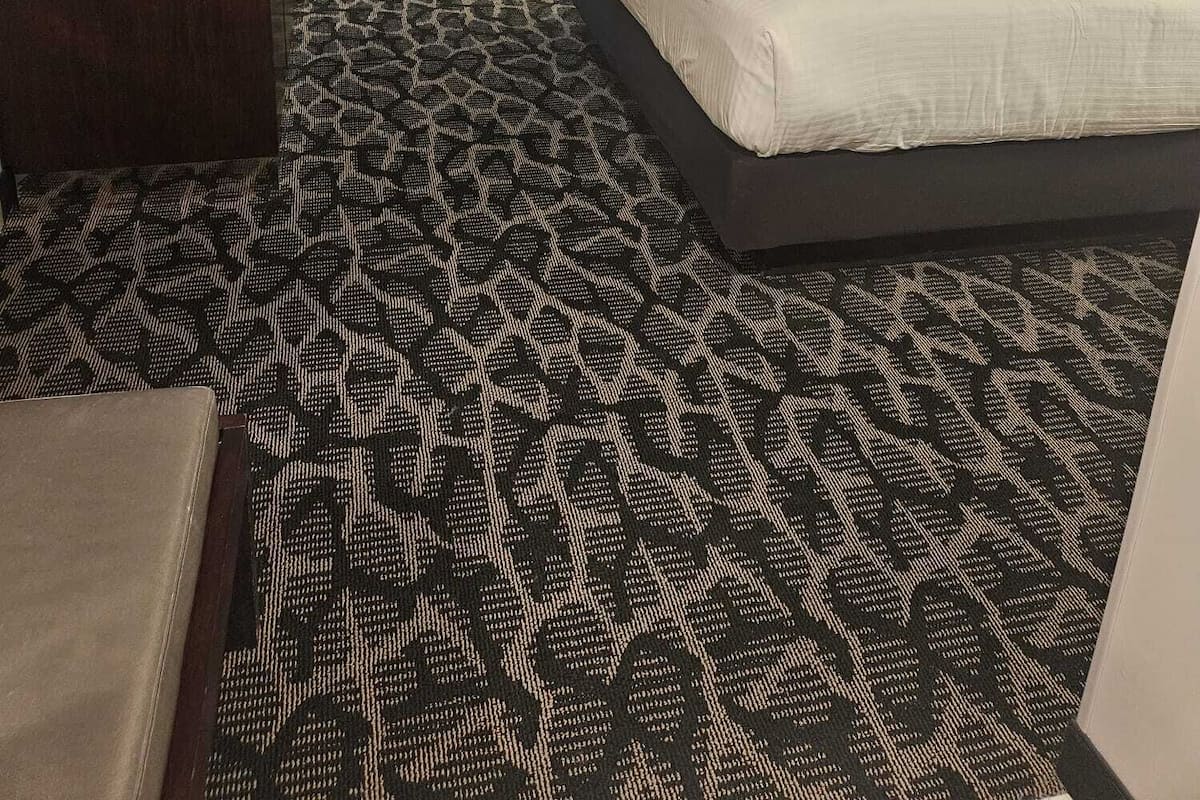 Gebar bulu kapas, tilam berlapik, peti besi dalam bilik, meja