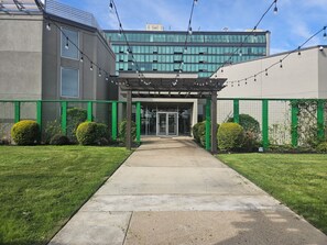 Outdoor wedding area - Grand Tuscany Hotel (Houston)