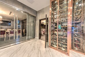 Lounge - Grand Tuscany Hotel (Houston)