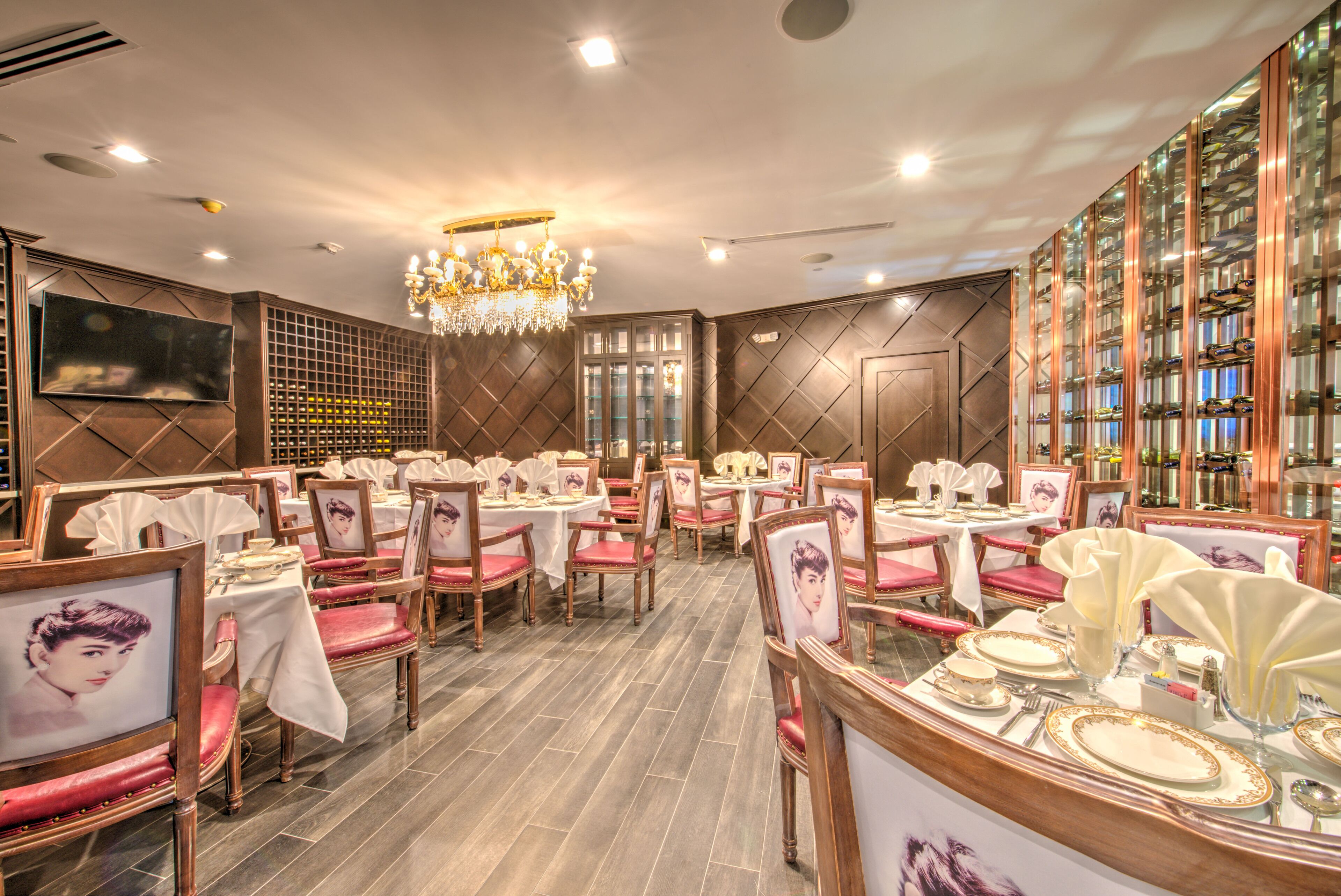 供應早餐、午餐及晚餐