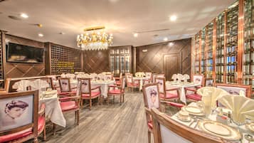 供應早餐、午餐及晚餐