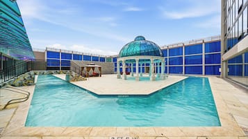 Piscine extérieure (ouverte en saison), tentes de plage