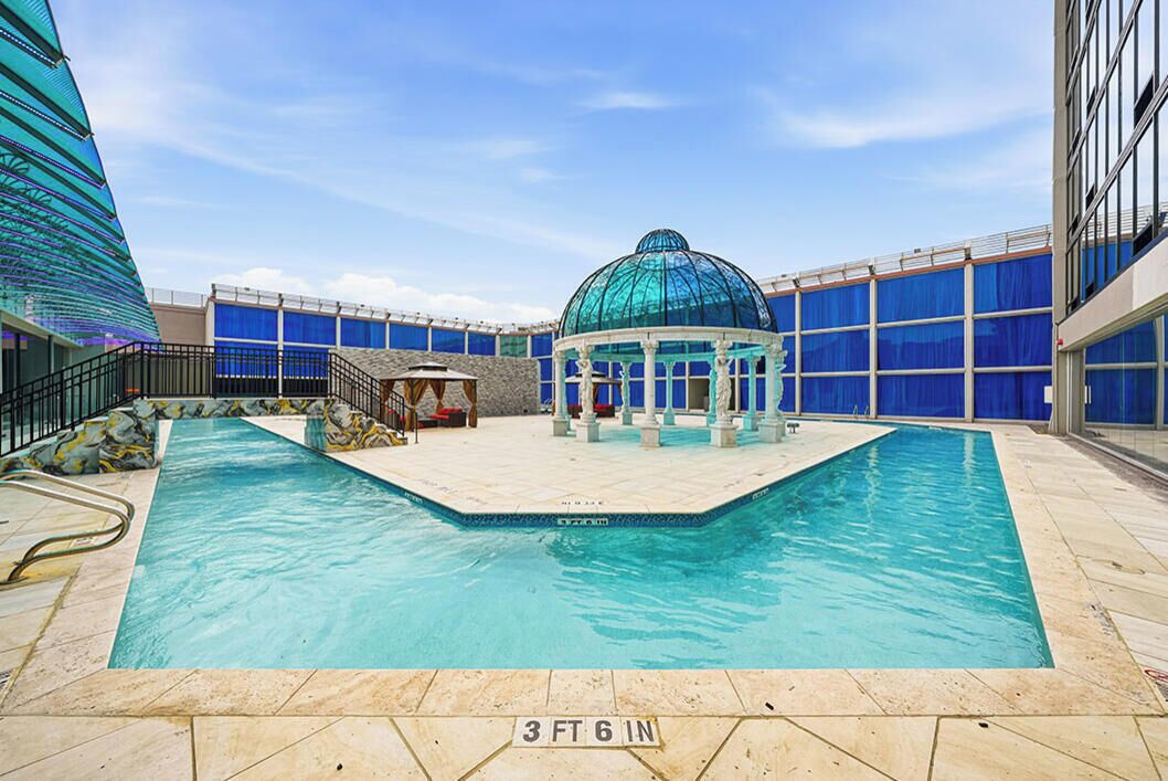 Una piscina al aire libre de temporada, camas de piscina con cargo