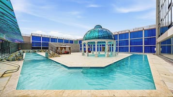 Una piscina al aire libre de temporada, camas de piscina con cargo