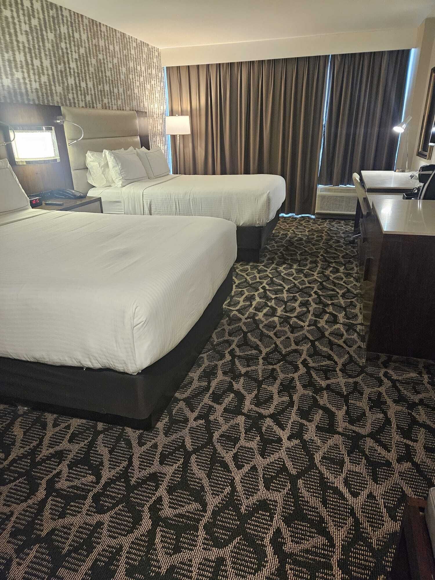 Gebar bulu kapas, tilam berlapik, peti besi dalam bilik, meja 