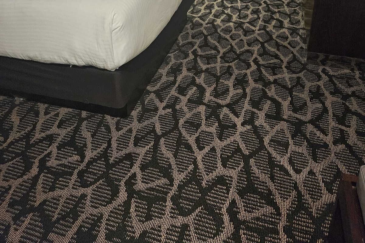 Gebar bulu kapas, tilam berlapik, peti besi dalam bilik, meja