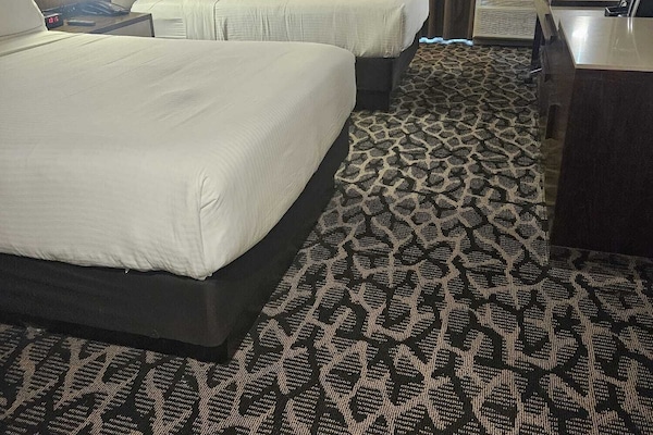 Dundyner, senger med overmadrass, safe på rommet og skrivebord