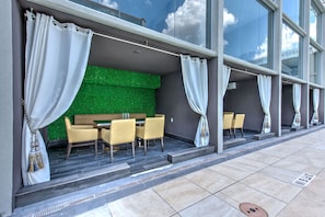 Sundeck - Grand Tuscany Hotel (Houston)