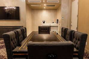 Suite Présidentielle, 2 chambres | Coin séjour | Télévision à écran plat de 36 pouces avec chaînes par câble, télévision