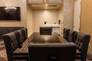 Living area | 36-inch flat-screen TV with cable channels, TV