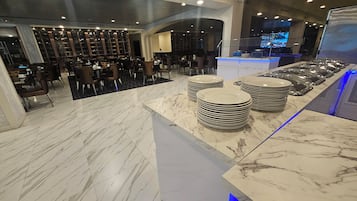 Petit déjeuner complet servi tous les jours en supplément