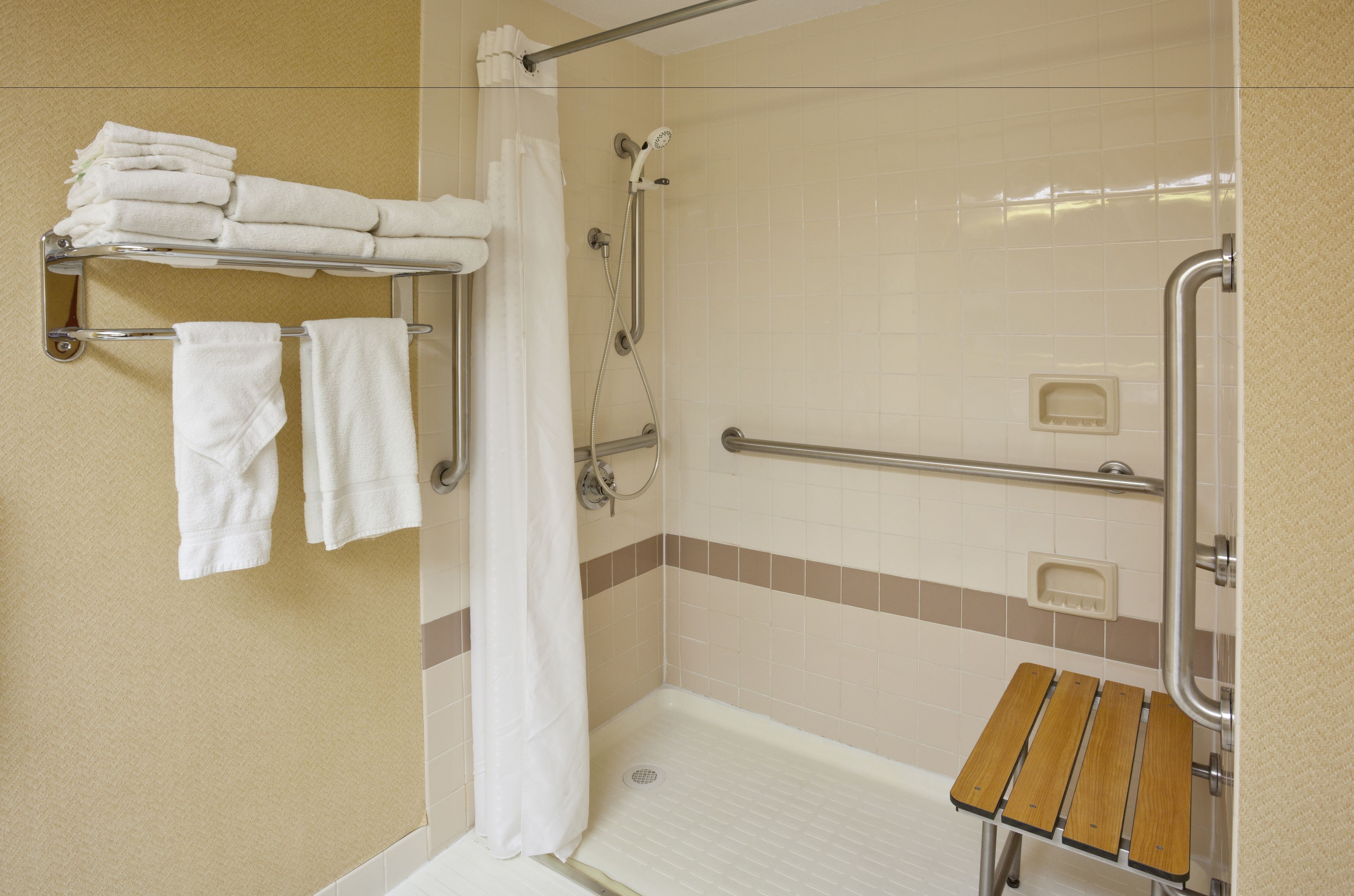 standard room, 1 queen bed, accessible (communications, mobility, access tub) | bathroom | combined shower/bathtub, eco-friendly toiletries, hair dryer, towels