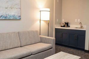 小型套房, 1 张特大床 (Lanai) | 迷你吧