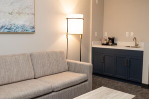 Junior Suite, 1 King Bed (Lanai) | Minibar