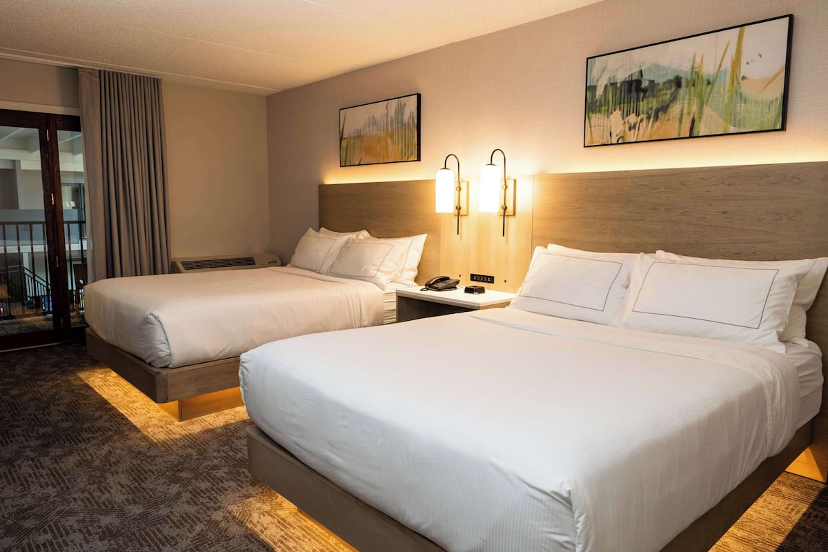 Room, 2 Queen Beds, Pool View