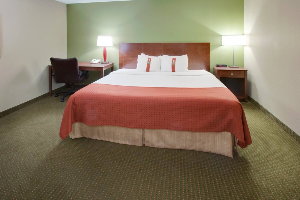 Hypo-allergenic bedding, in-room safe, desk, blackout curtains