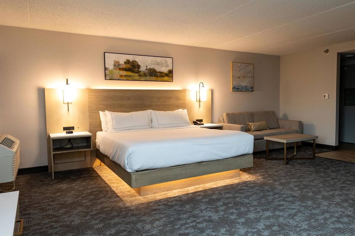 Hypo-allergenic bedding available, in-room safe, desk, blackout drapes