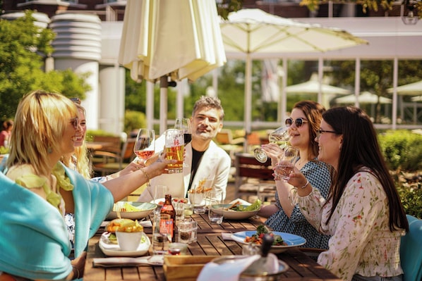 Hi ha 2 restaurants amb plats de cuina internacional