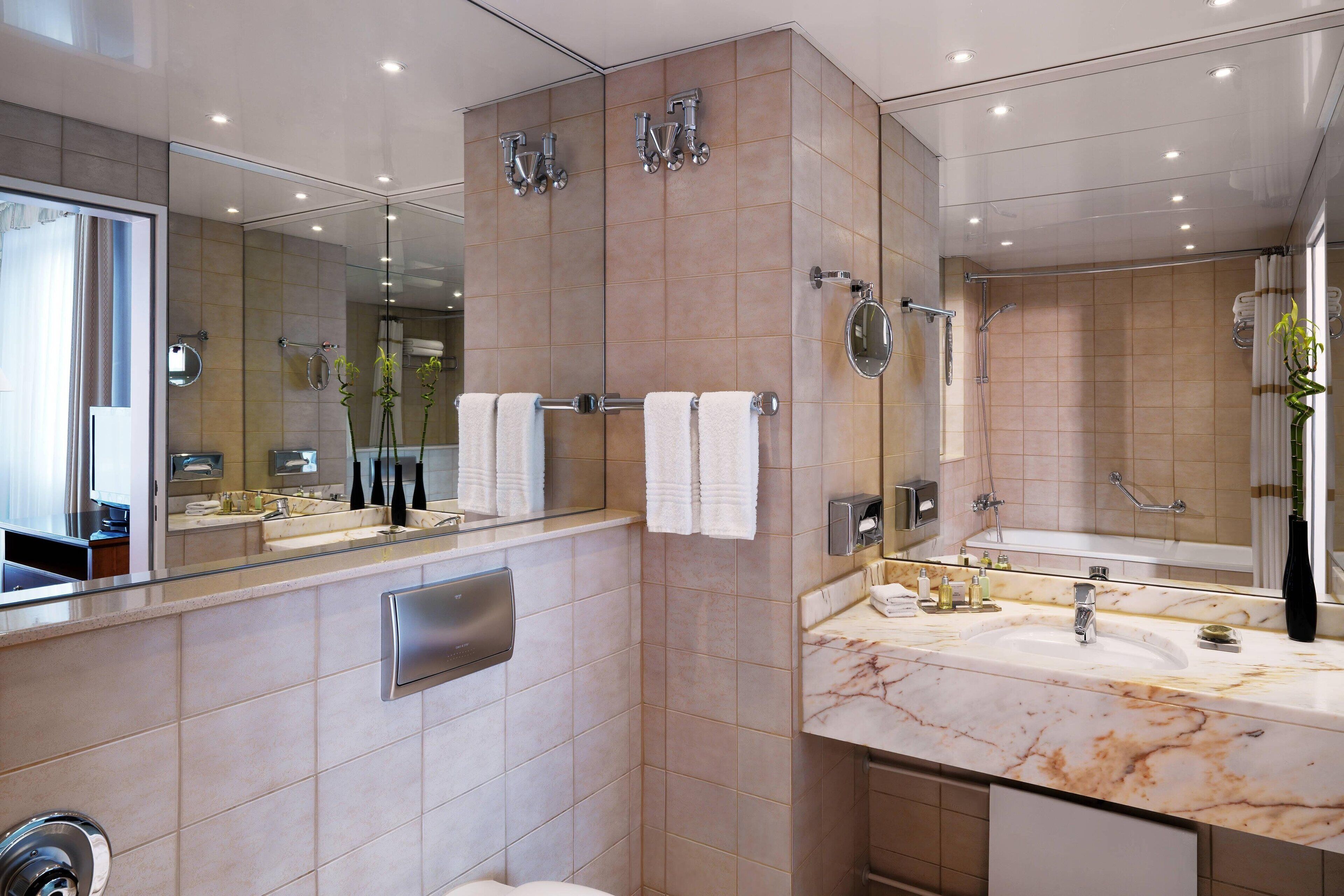 executive room, 1 king bed, non smoking | bathroom | combined shower/bathtub, eco-friendly toiletries, hair dryer, towels