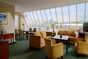 行政客房, 1 张特大床 | 起居区 | 平板电视