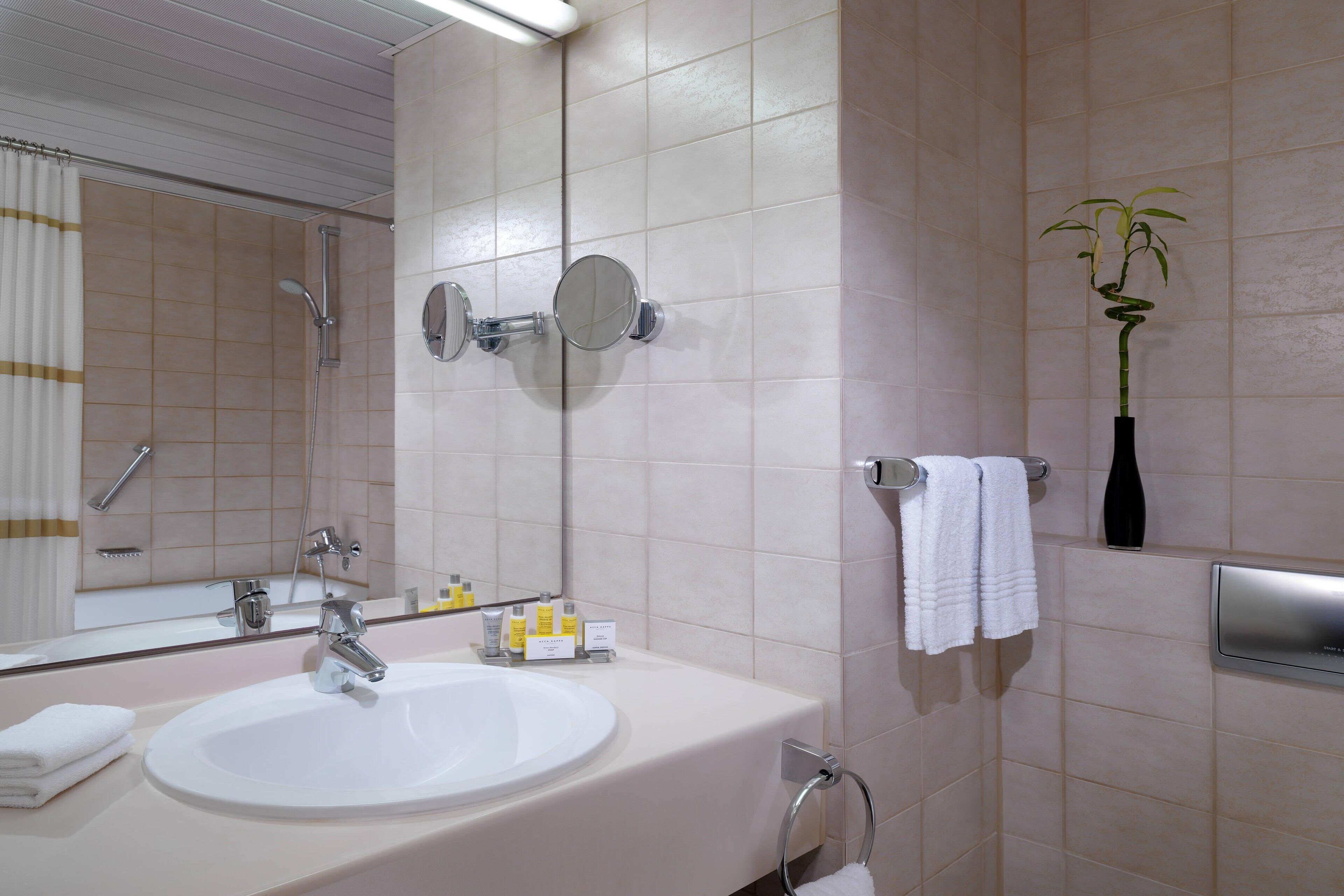combined shower/bathtub, eco-friendly toiletries, hair dryer, towels