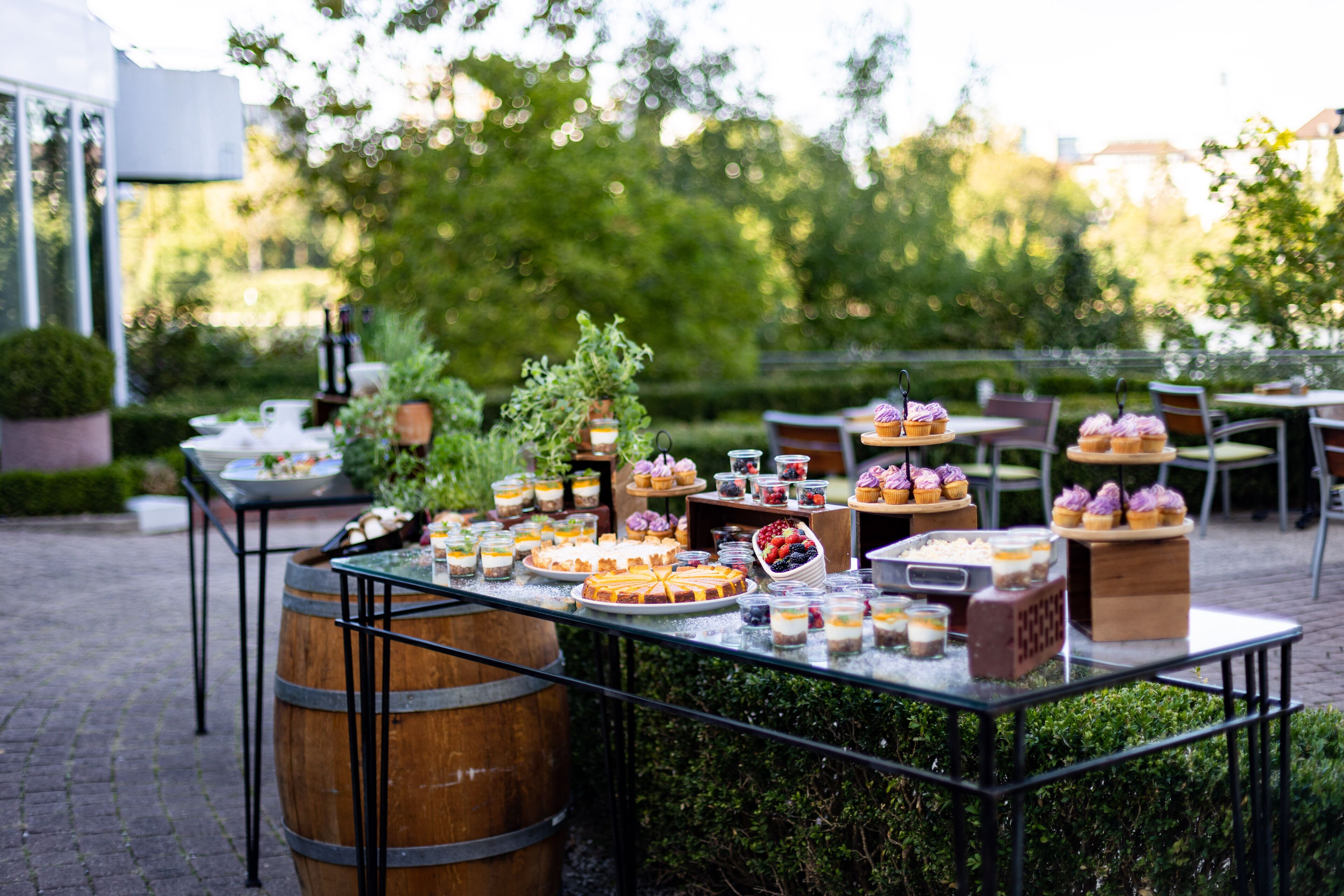 2 restaurants, breakfast, lunch, dinner served; international cuisine