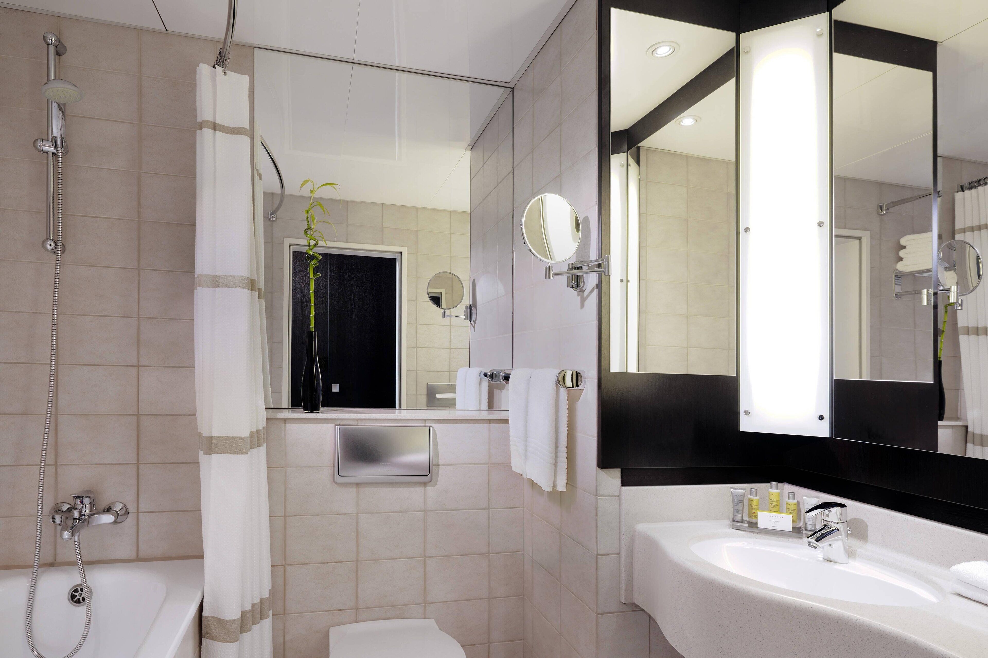 combined shower/bathtub, eco-friendly toiletries, hair dryer, towels