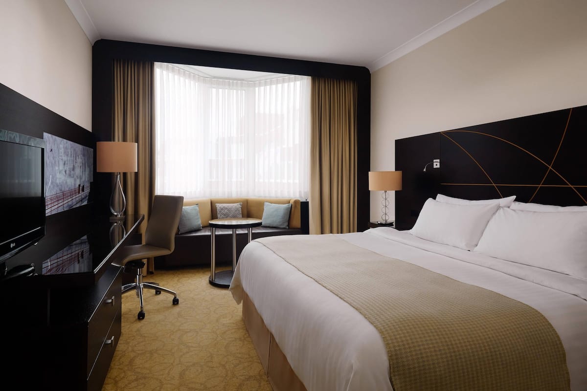 Executive Room, 1 King Bed, Non Smoking | Desk, blackout drapes, soundproofing, iron/ironing board