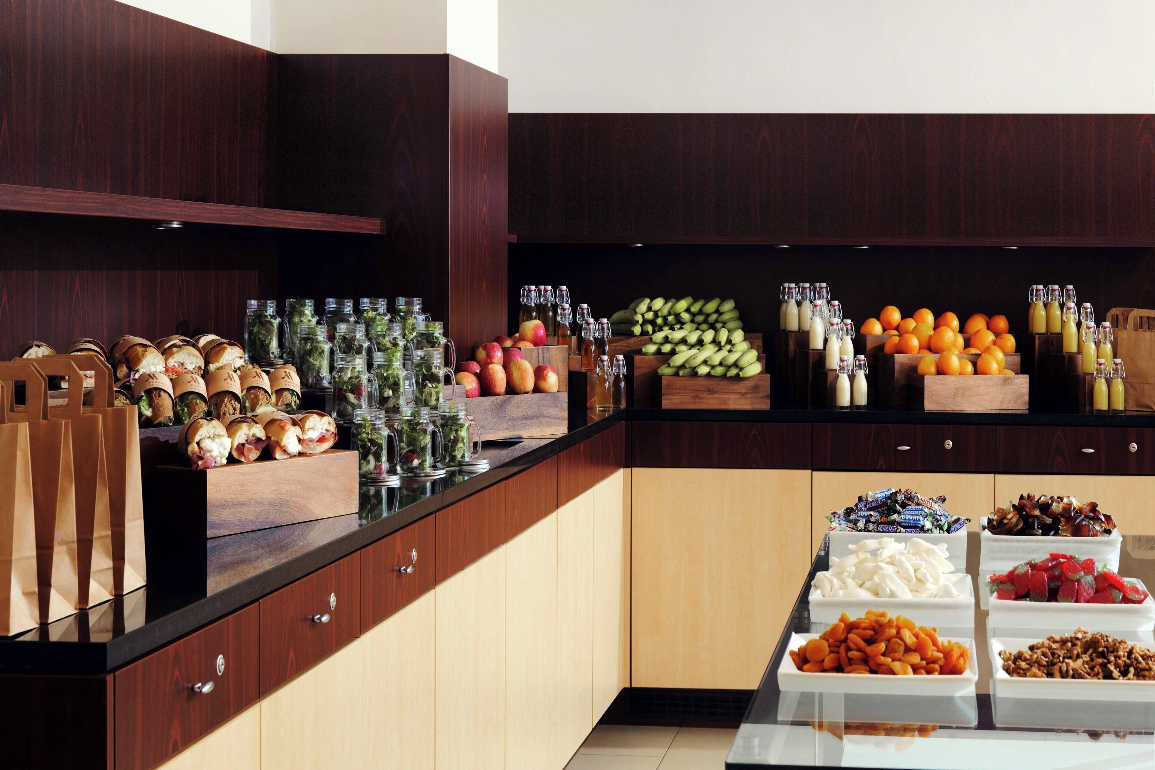 Een buffet met diverse gerechten en dranken.