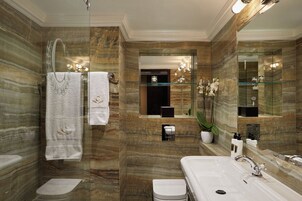 Classic-Doppelzimmer | Badezimmer | Duschwanne, umweltfreundliche Kosmetikartikel, Haartrockner, Bademäntel