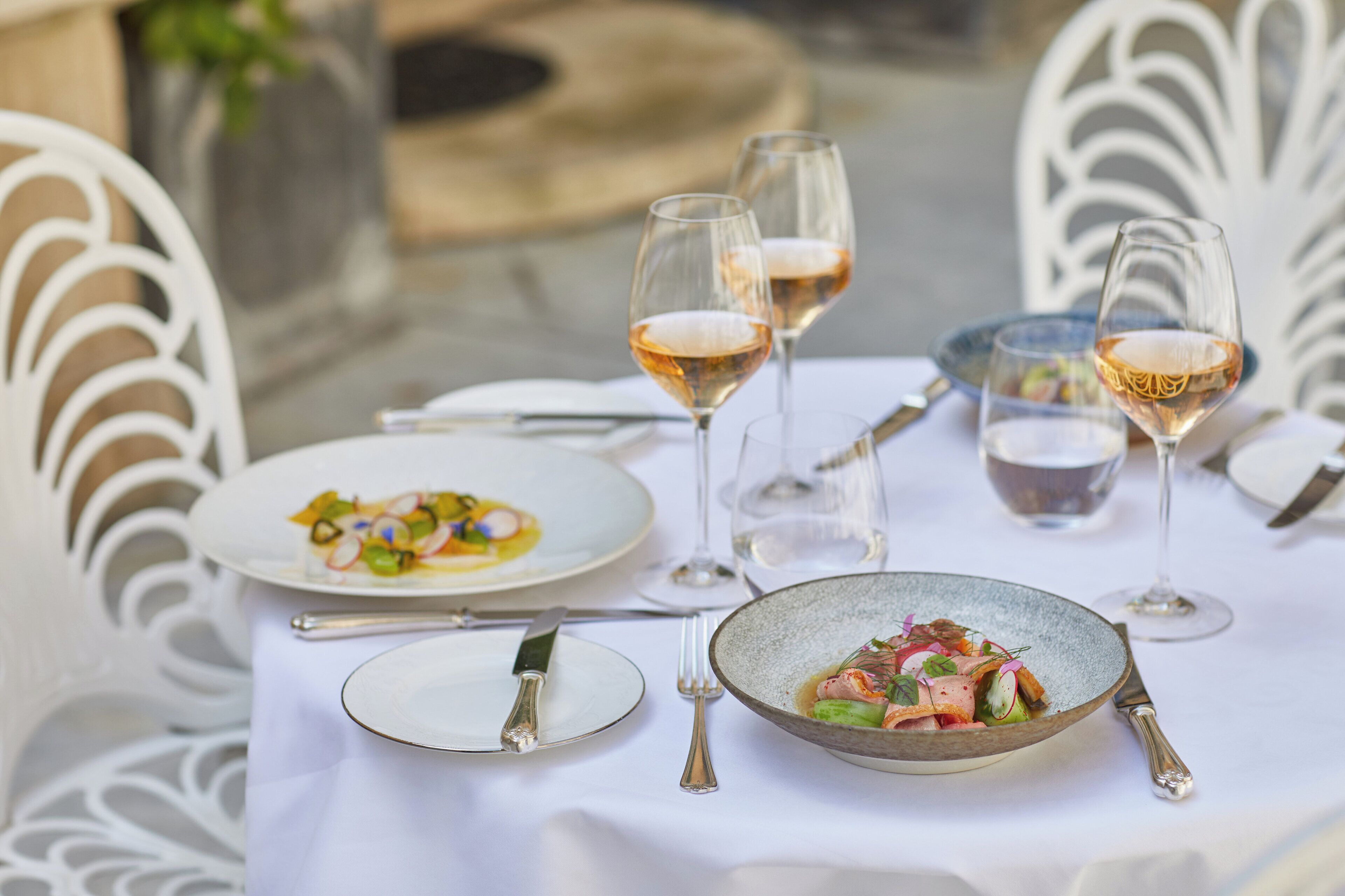 breakfast, lunch, dinner served; british cuisine