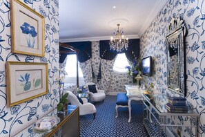 Executive Suite | Premium bedding, down comforters, in-room safe, individually decorated
