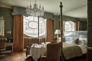 Premium bedding, down duvets, in-room safe, individually decorated - The Chesterfield Mayfair (London)