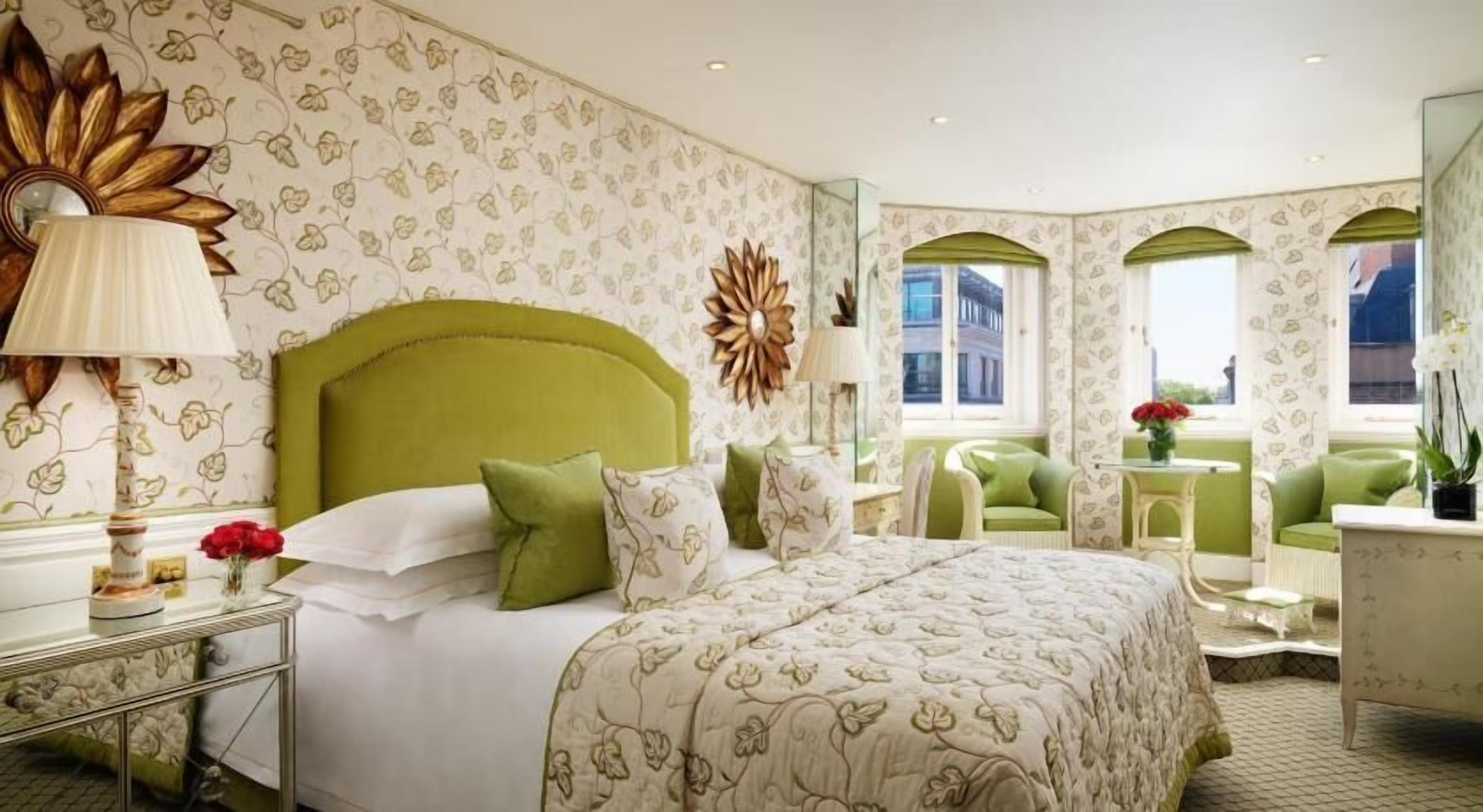 Premium bedding, down comforters, in-room safe, individually decorated