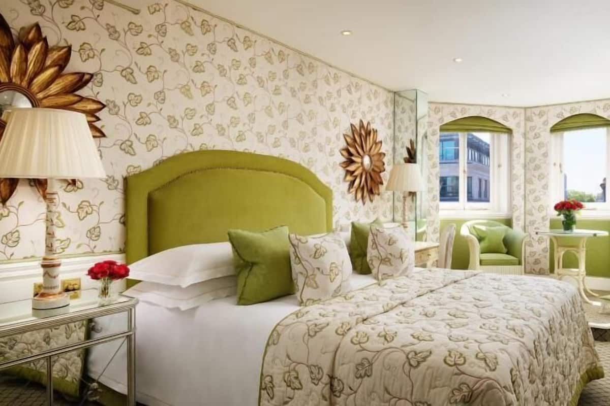 Premium bedding, down comforters, in-room safe, individually decorated