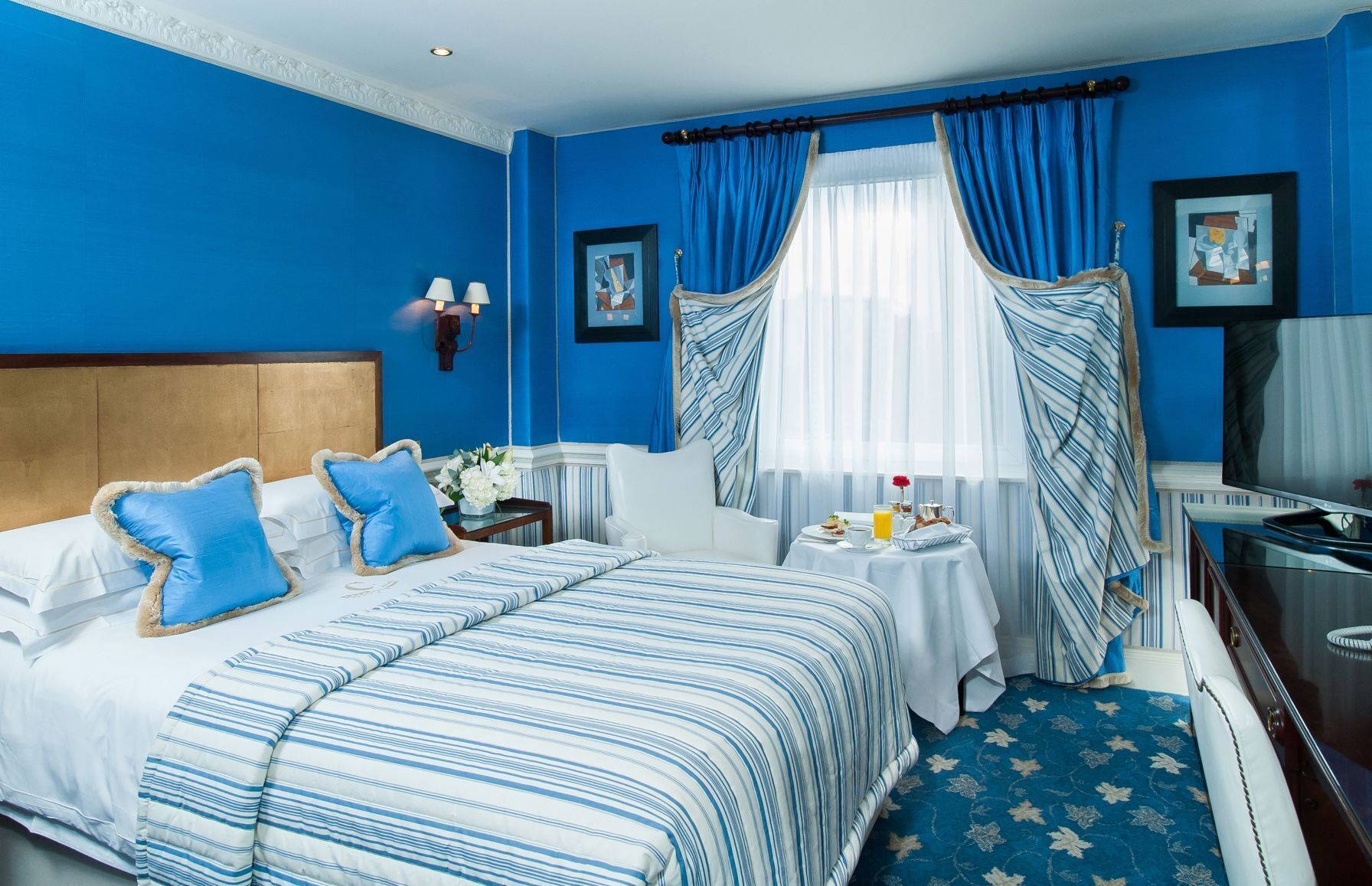 Premium bedding, down comforters, in-room safe, individually decorated