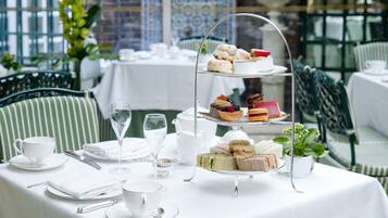 Breakfast, lunch, dinner served; British cuisine