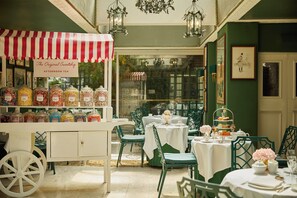 Café da manhã, almoço e jantar; culinária britânica 