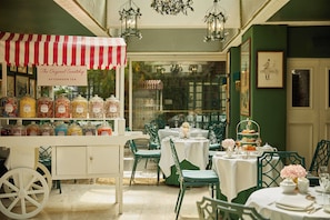 Breakfast, lunch, dinner served; British cuisine