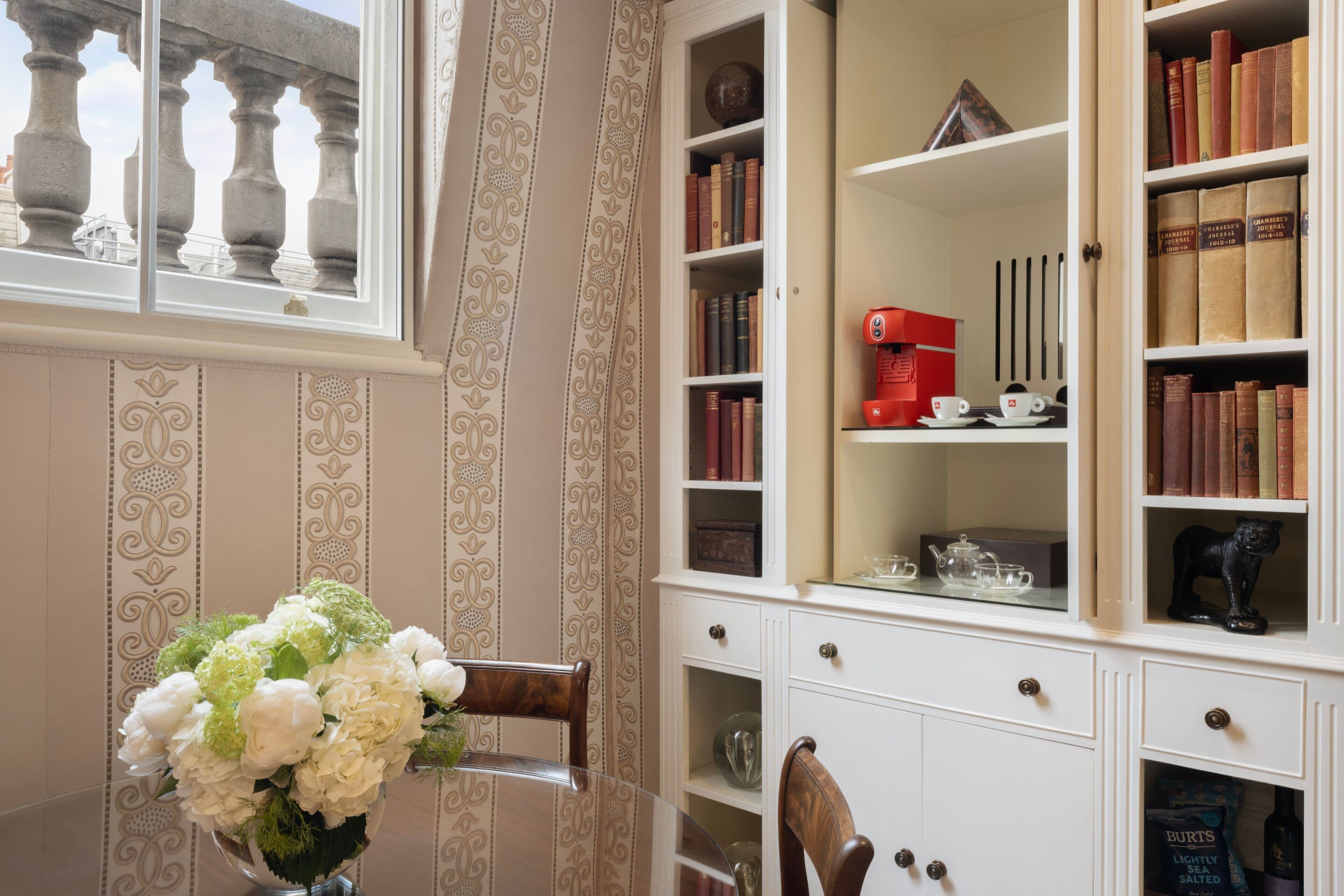 Executive Suite | Living room | Flat-screen TV, pay movies