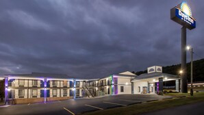A Days Inn hotel with a multi-story building, a parking lot, and a well-lit entrance. - Days Inn by Wyndham Cleveland TN (Cleveland)