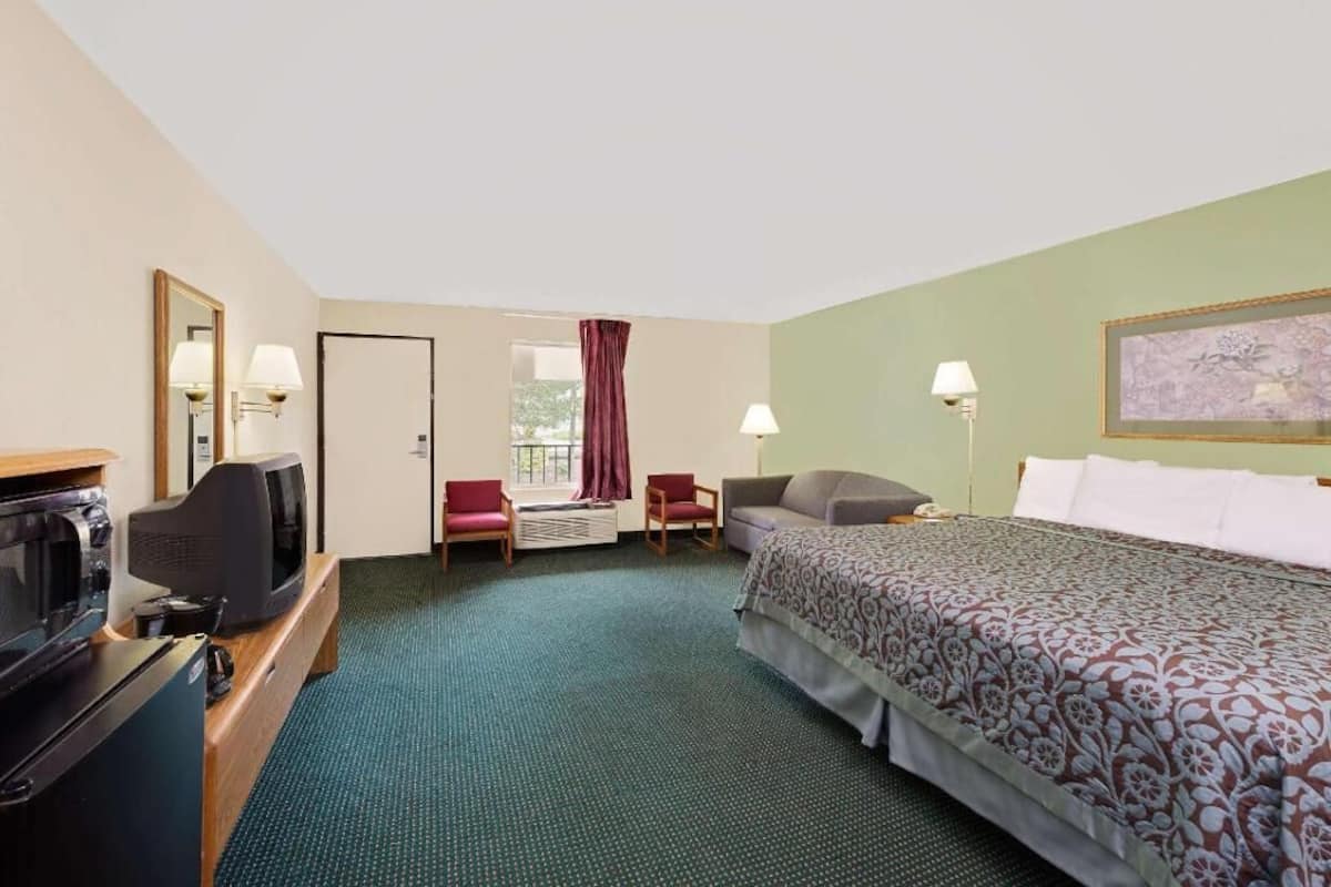 Premium bedding, in-room safe, desk, iron/ironing board